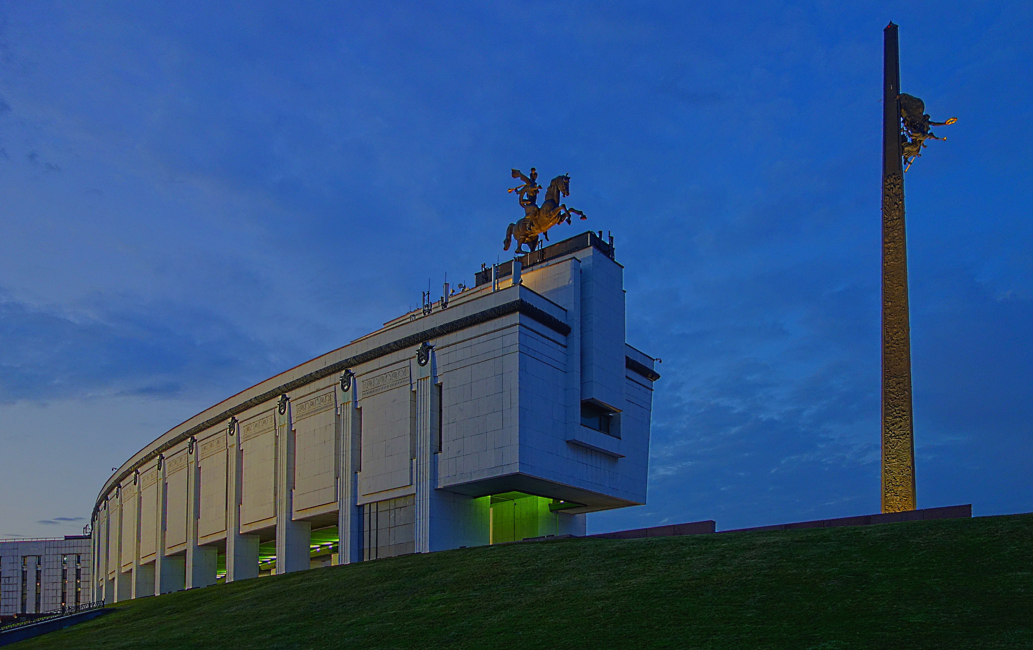 Музей истории и Монумент-стелла в Парке Победы. Фото Морошкина В.В.