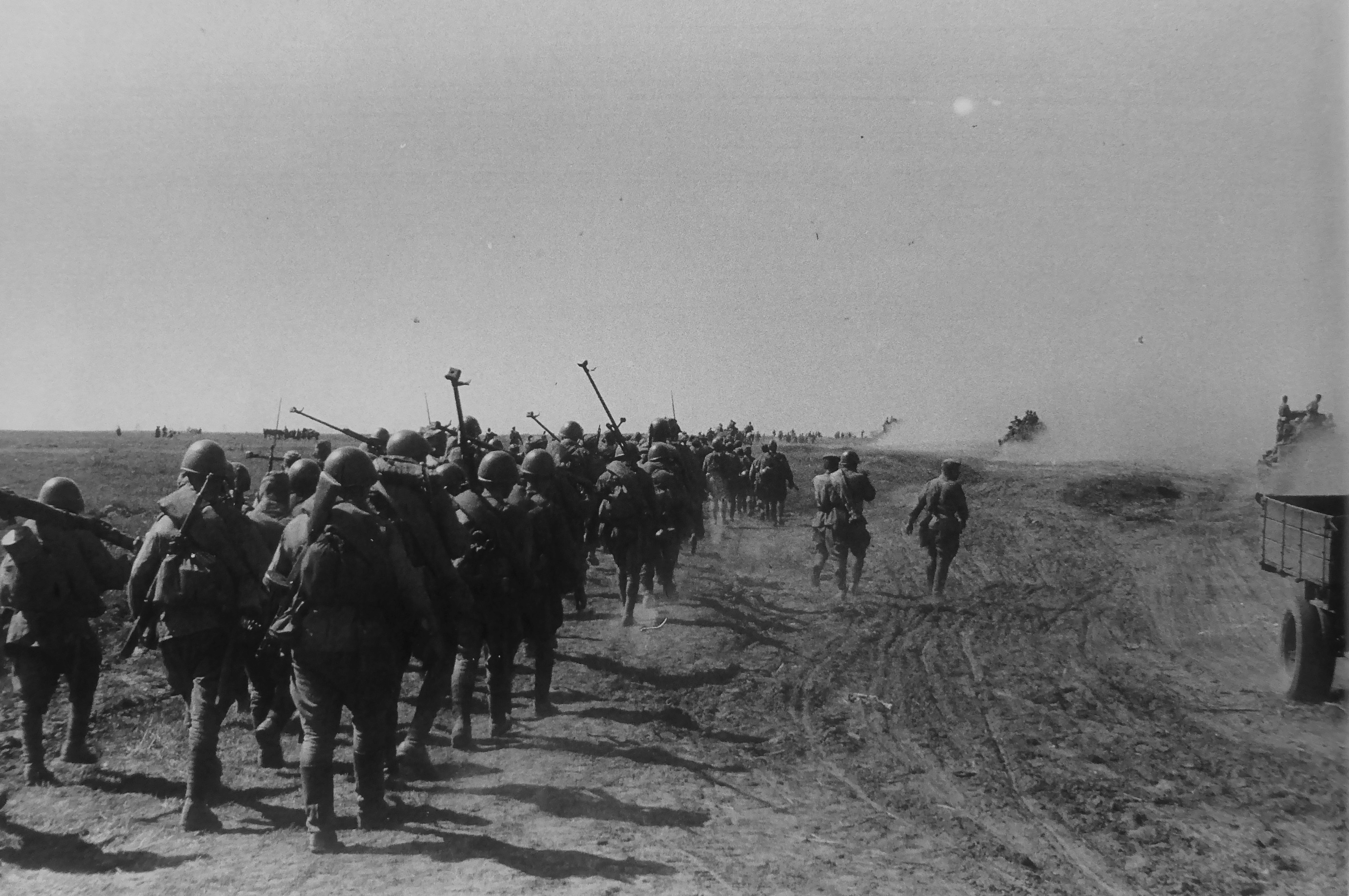 Отделение советских бронебойщиков идет по дороге на Курской дуге.