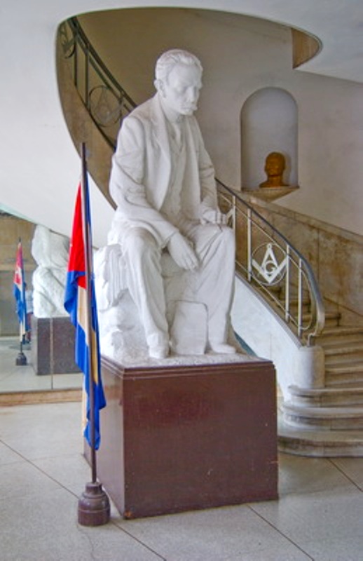 Памятник Хосе Марти в вестибюле здания Всекубинской Великой ложи в Гаване.