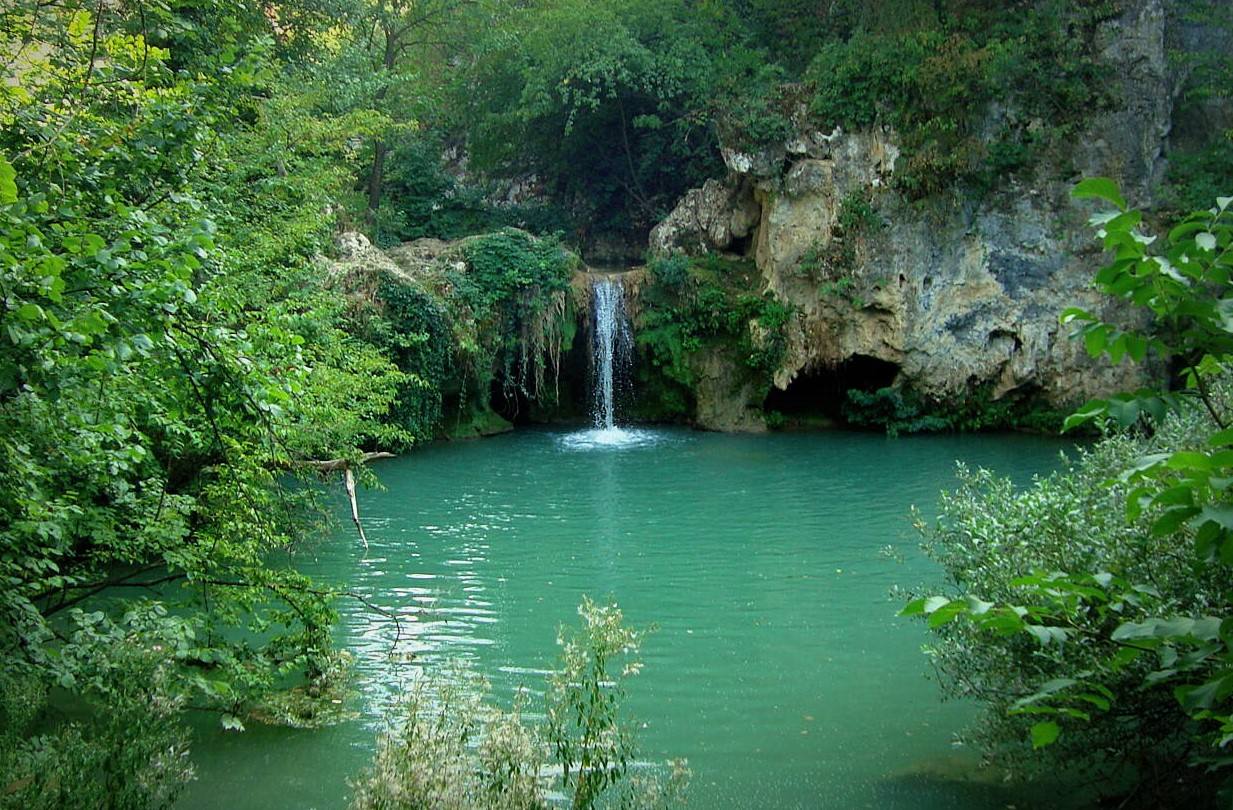 Озеро с водопадом