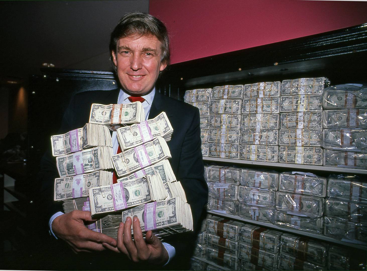 Дональд Трамп держит миллион долларов в своём казино. Трамп Тадж-Махал. Атлантик-Сити, Нью-Джерси. 1990
