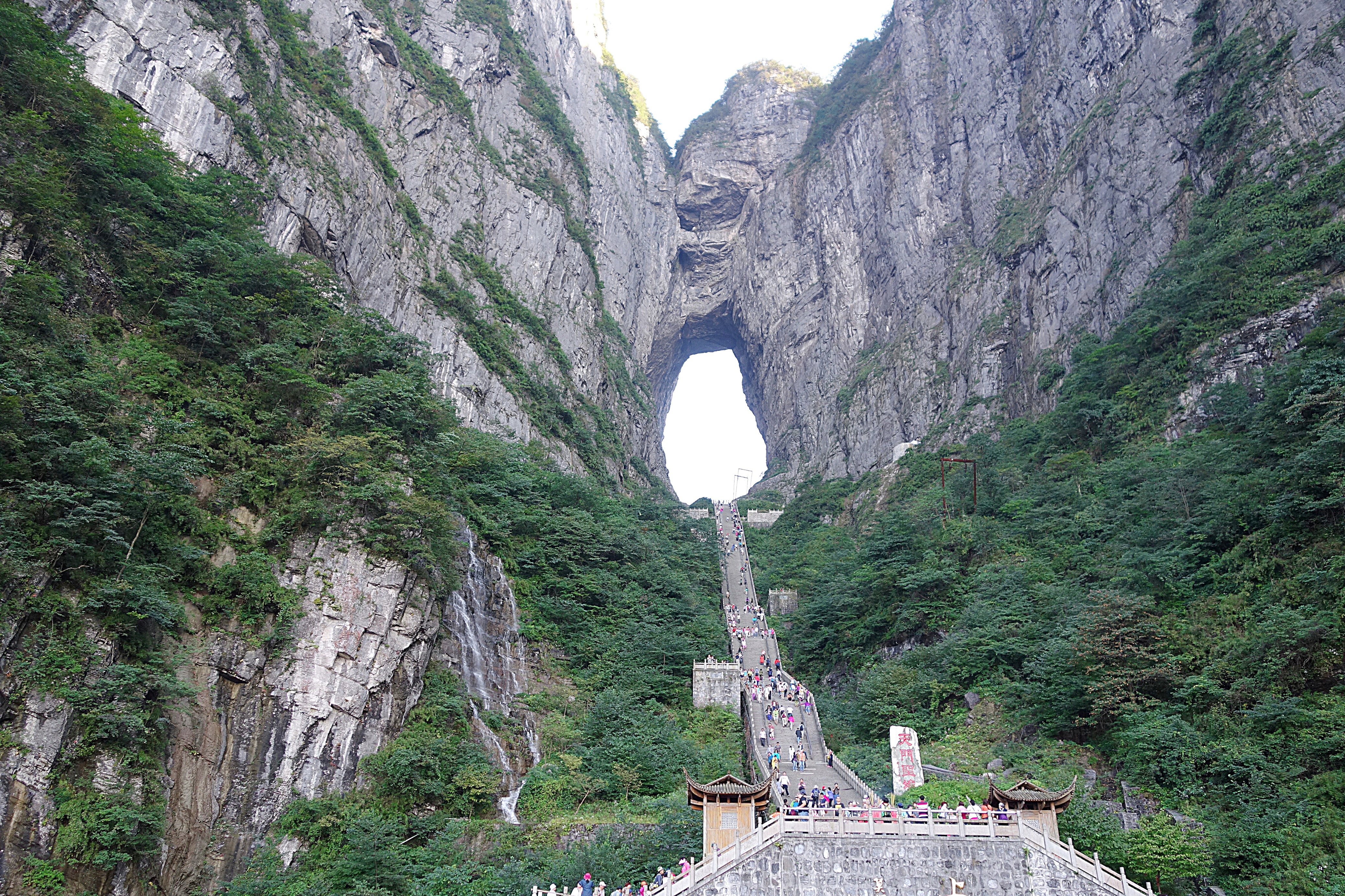 Вершина массива Тяньмэньшань с пещерой. Фото Морошкина В.В.