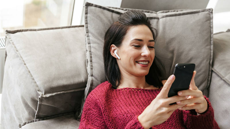 Девушка со смартфоном | © Depositphotos / Vadym Drobot
