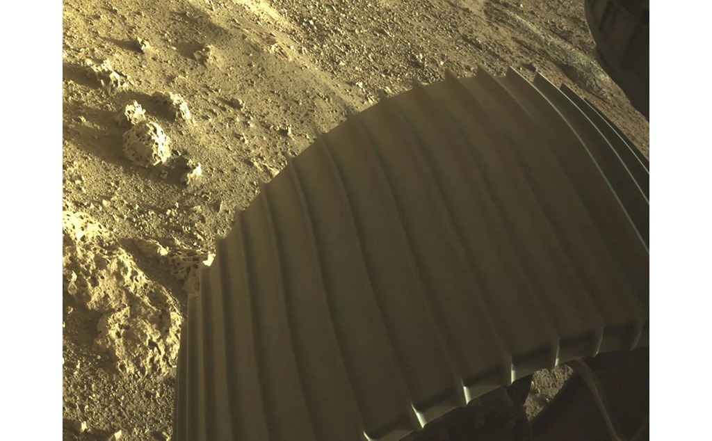 Фото дня: Ровер Персеверанс отправил с Марса свои первые цветные фотографии 