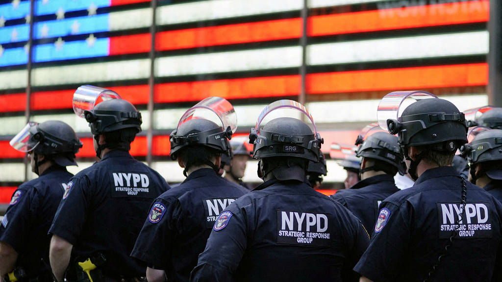 В Нью-Йорке начали возводить баррикады в связи с возможным предъявлением обвинения Трампу