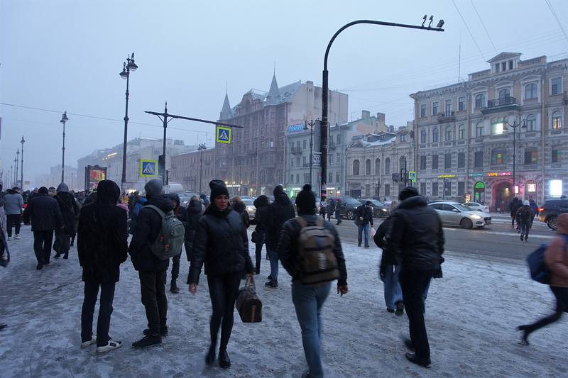 На дворе стоит комод на комоде бегемот