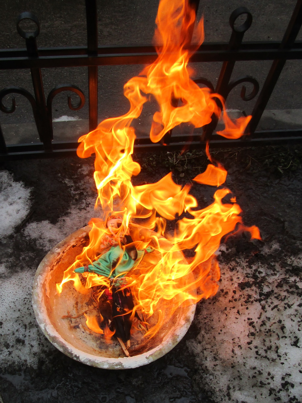 сожжение ведьмы прикол. наклейка сожжение. горящая америка. наклейка сожжение. стикеры бравые ребята.