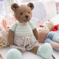 Bear sitting on pattern blog small2