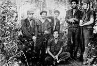 Сиро Редондо вместе с Че, Рамиро Вальдесом и другими повстанцами из этого отряда