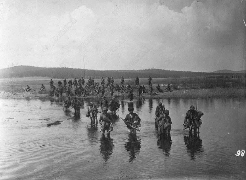 Бойцы НРА ДВР форсируют реку Хилок. Забайкалье