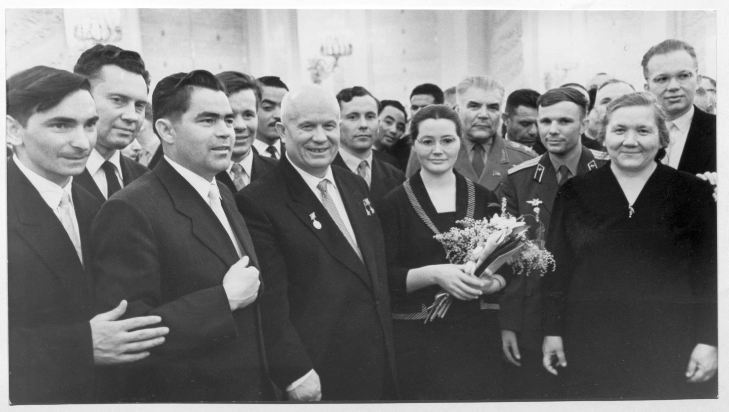 Гагарин и Хрущев. Фотографии из РГАСПИ и архива РИА Новости 08
