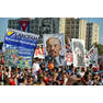 Тысячи кубинцев на праздничной демонстрации на площади Революции 01 мая 2012