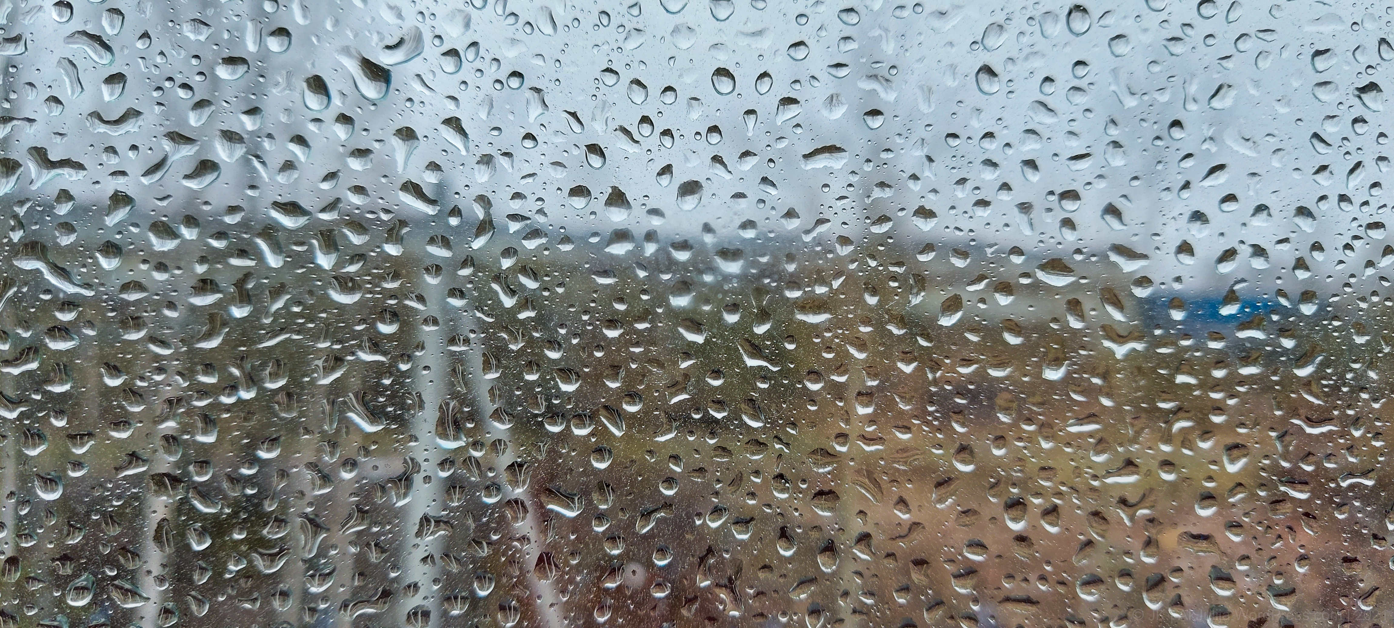Следы дождя на мокрых. Капли на окне. Капли дождя на окна украсить. Мокрые от дождя плиты. Рисунок окна с каплями дождя и сердцем.