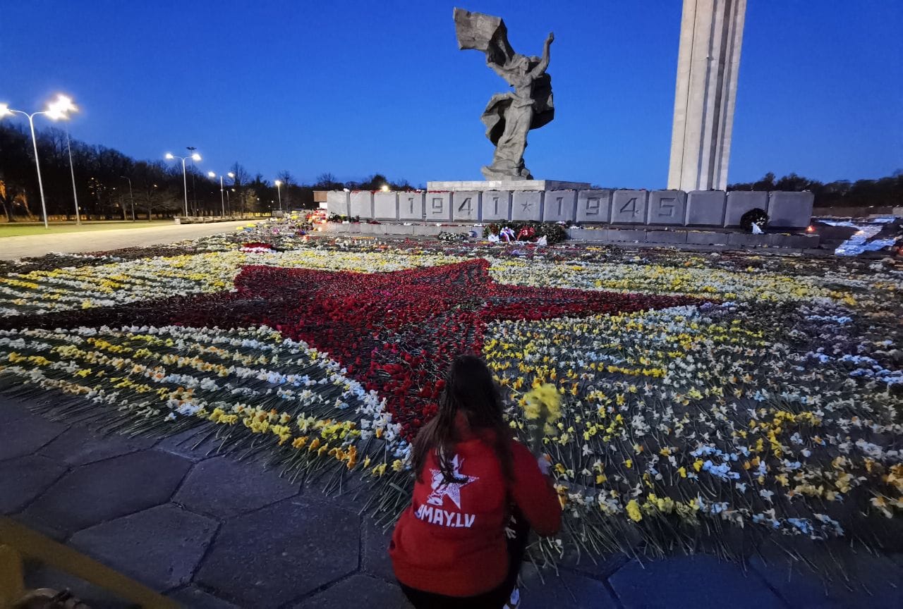 Наутро увидели перед монументом Освободителям Риги красную звезду, выложенную цветами