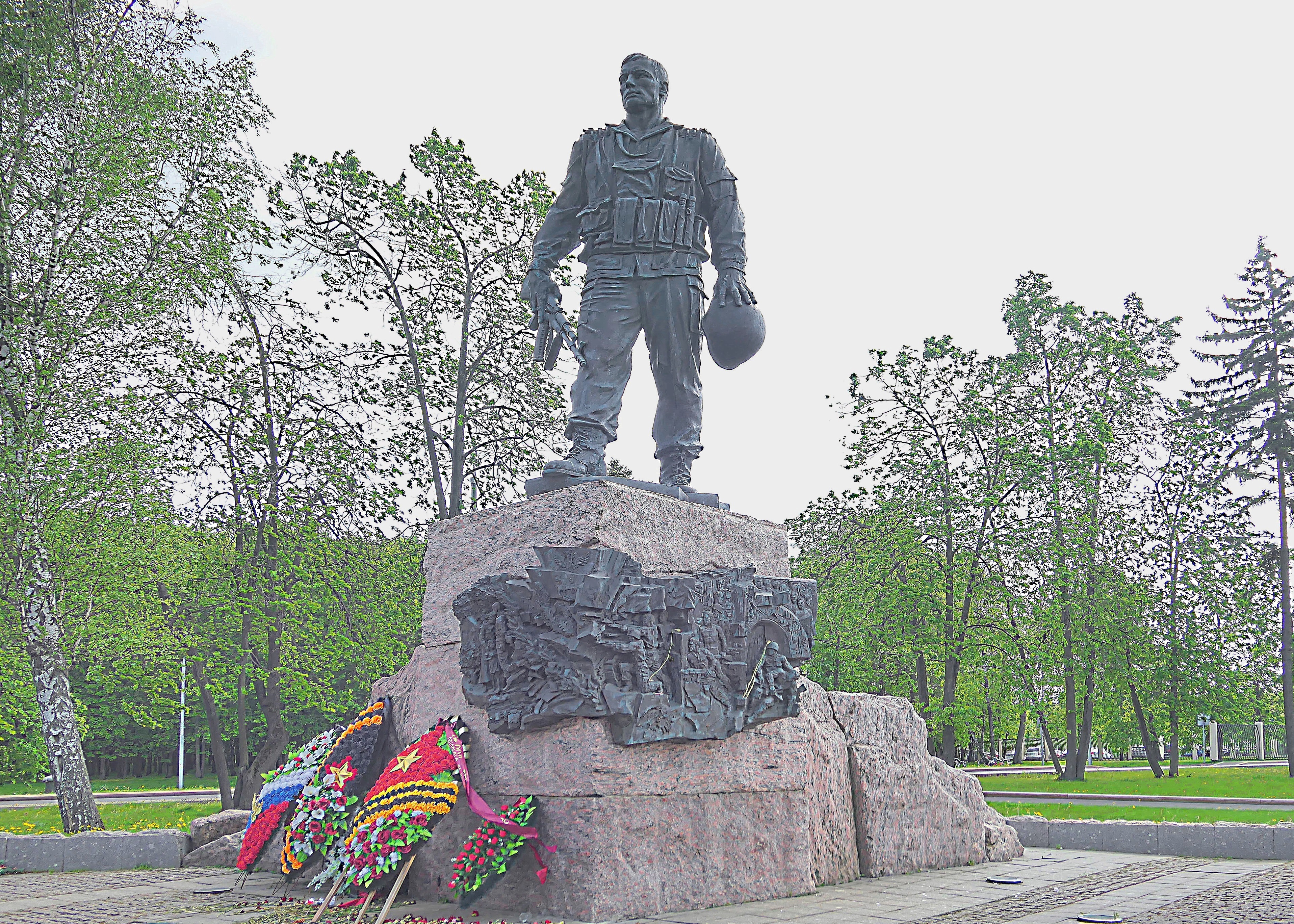 Памятник возле Парка Победы. Фото Морошкина В.В.