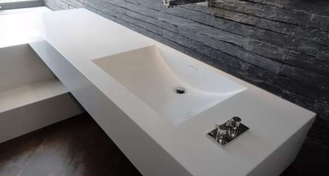 Акриловый листовой камень – идеальный вариант для столешнице в ванной комнате, очень пластичный материал