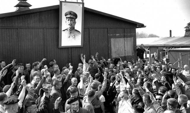 Русские пленные подняли портрет Иосифа Сталина в честь освобождения Бухенвальда (1)