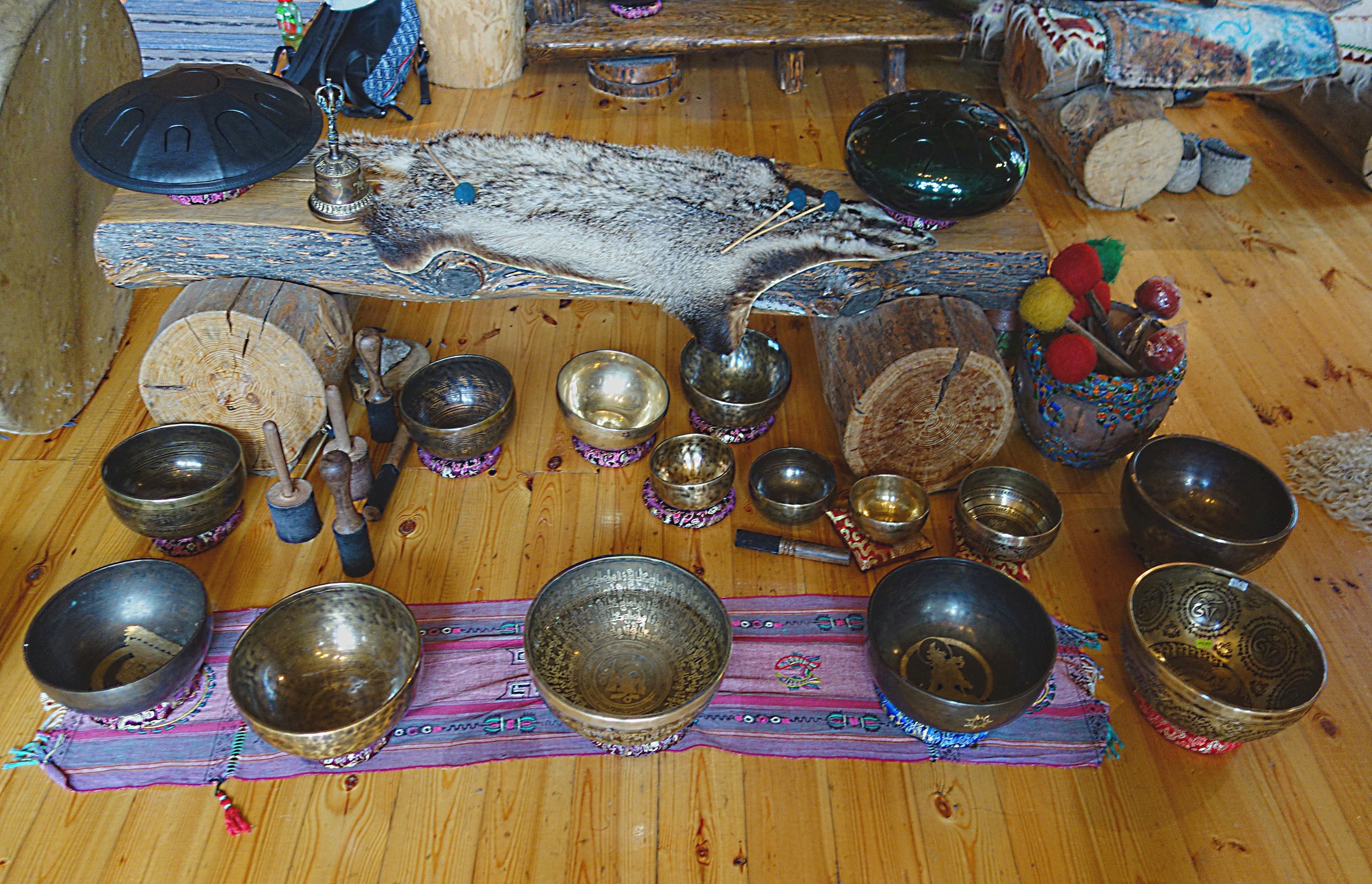 Поющие чаши - алтайский народный музыкальный инструмент. Фото Морошкина В.В.