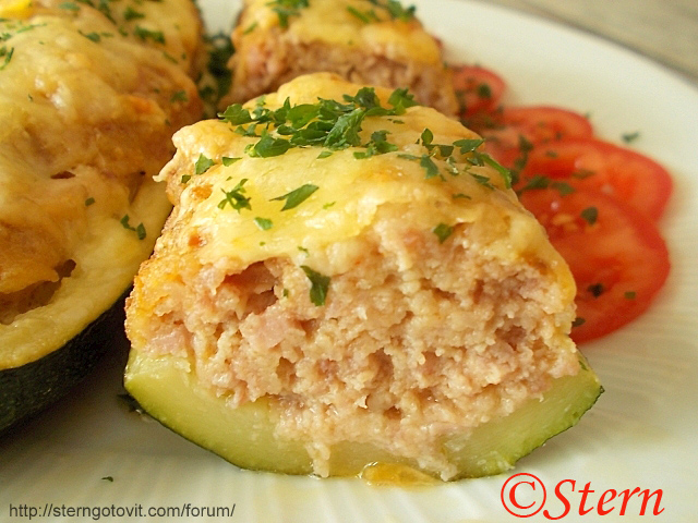 Кабачки фаршированные мясным ассорти