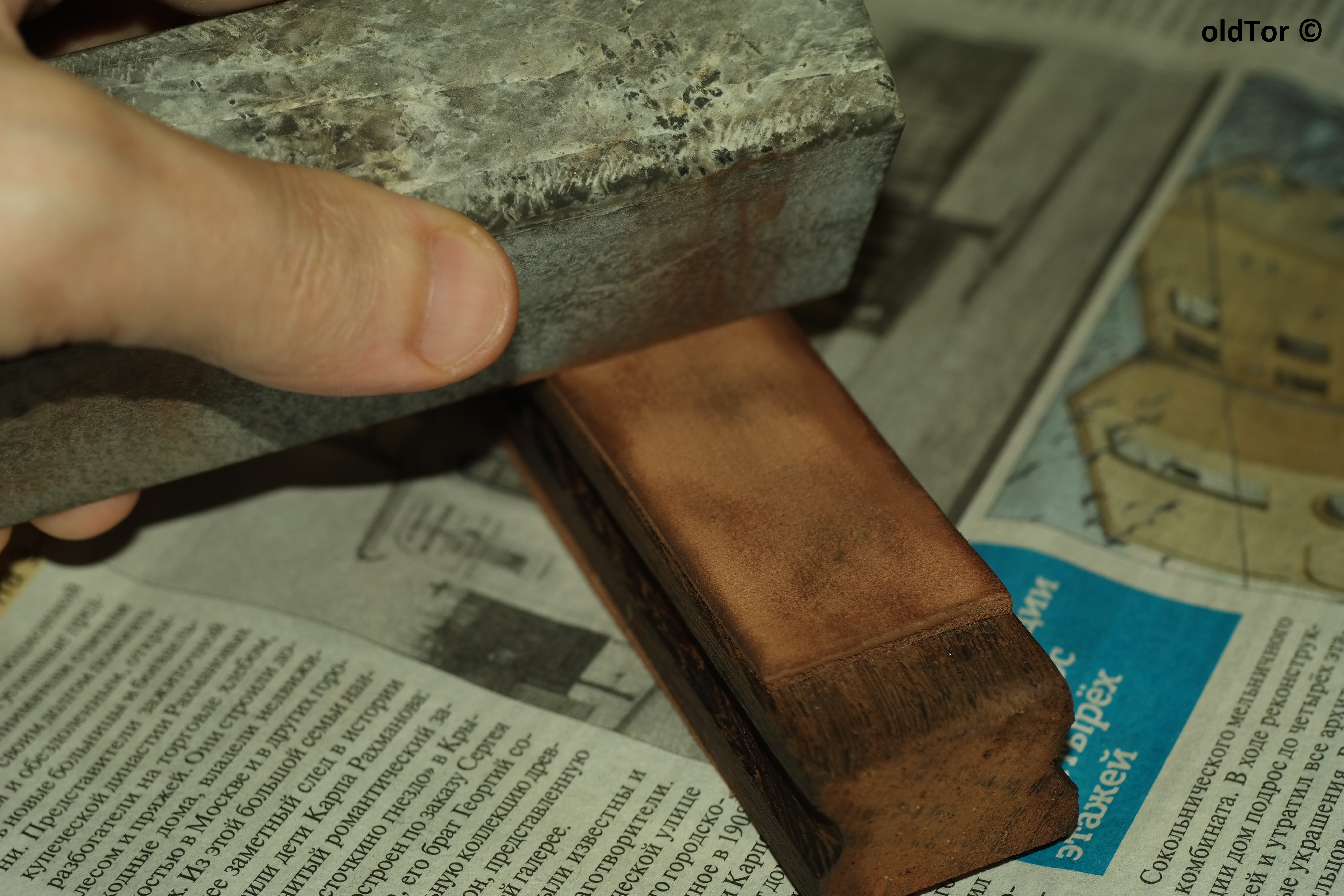 Предварительная шлифовка кожи критским камнем. oldTor