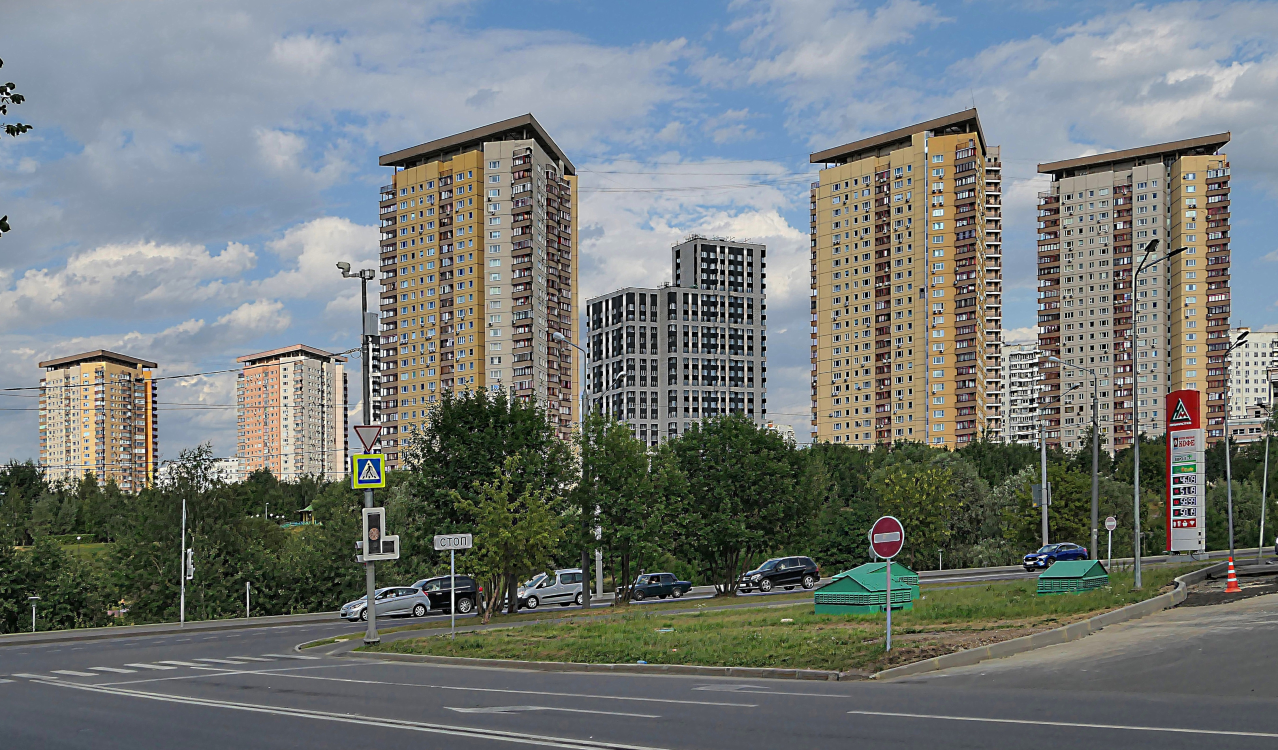 Здания возле ул. Покрышкина и Тропарёвского парка. Фото Морошкина В.В.