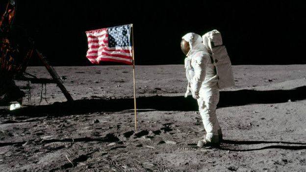 Некоторые до сих пор верят, что никакой высадки американцев на Луну в действительности не было