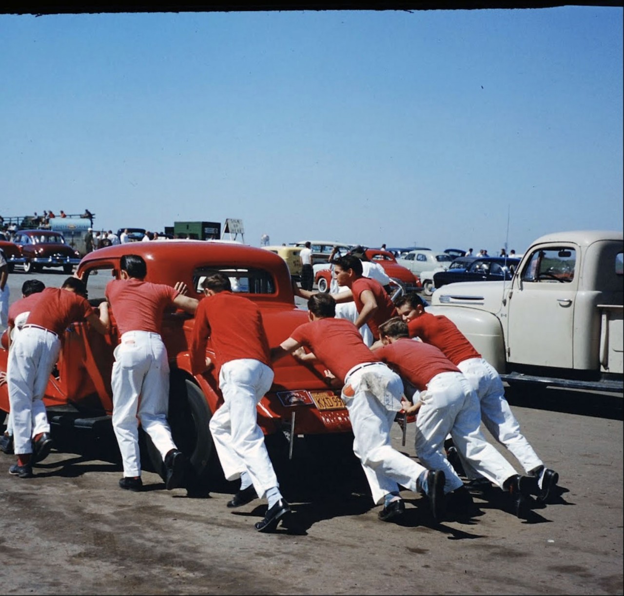 5Автомобиль и экипаж, Калифорния, конец 1950-х. Фотограф Ральф Крейн