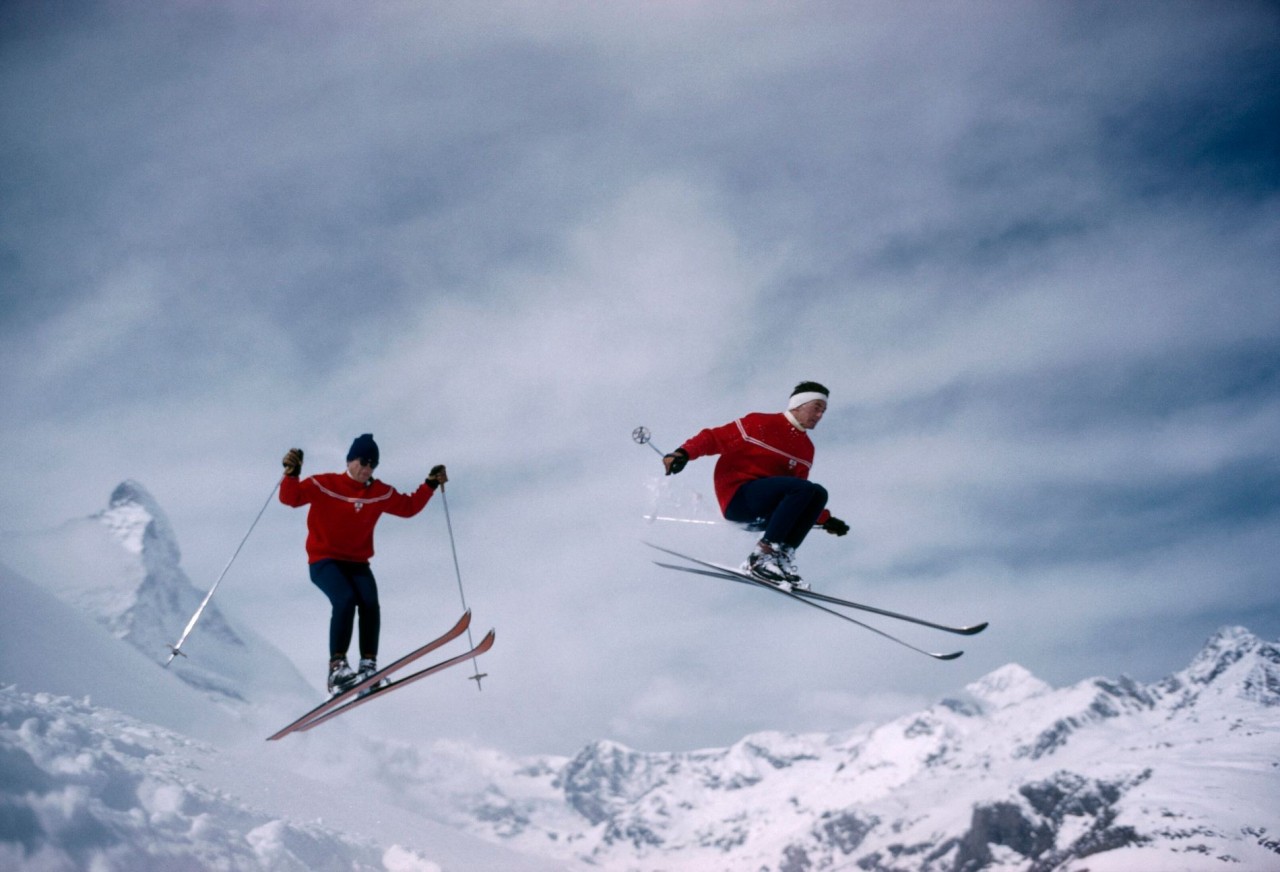 12Швейцарские лыжники на фоне горы Маттерхорн. Фотограф Кэтлин Ревис