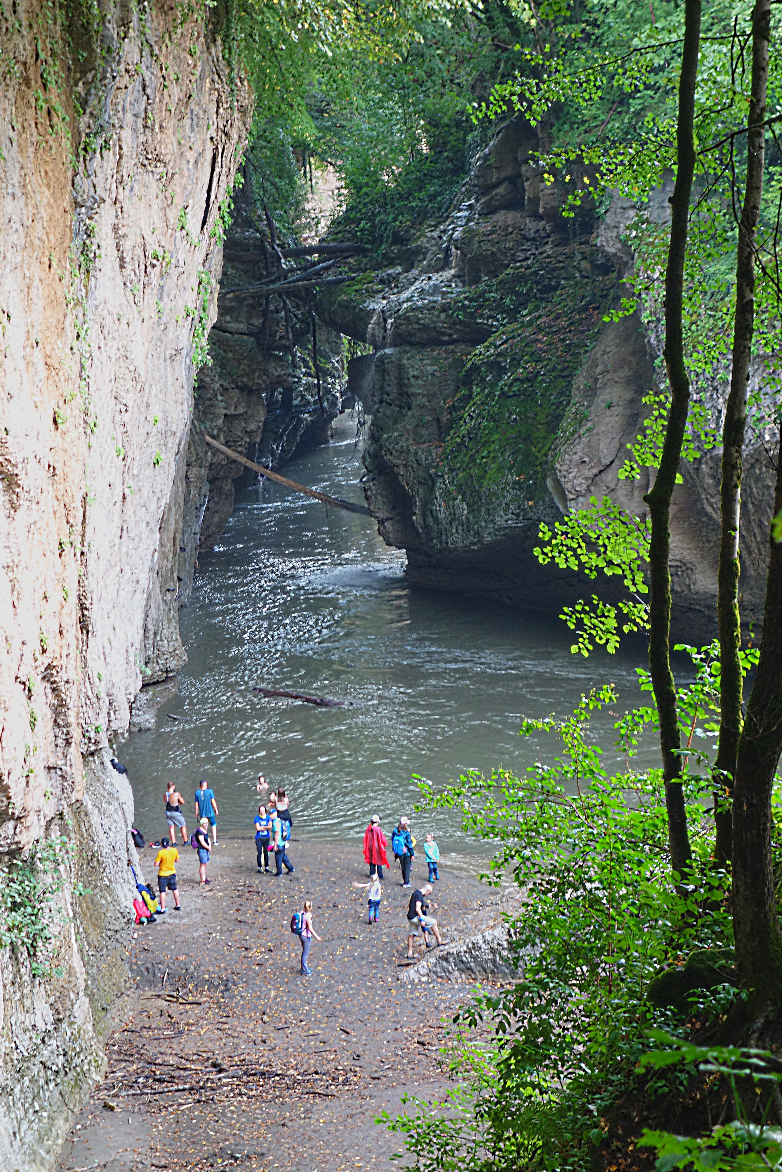 Теснина и пляж на р. Белой недалеко от п. Каменномостского. Фото Морошкина В.В.