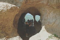 Сквозной грот в горах над р. Белой. Фото Морошкина В.В.