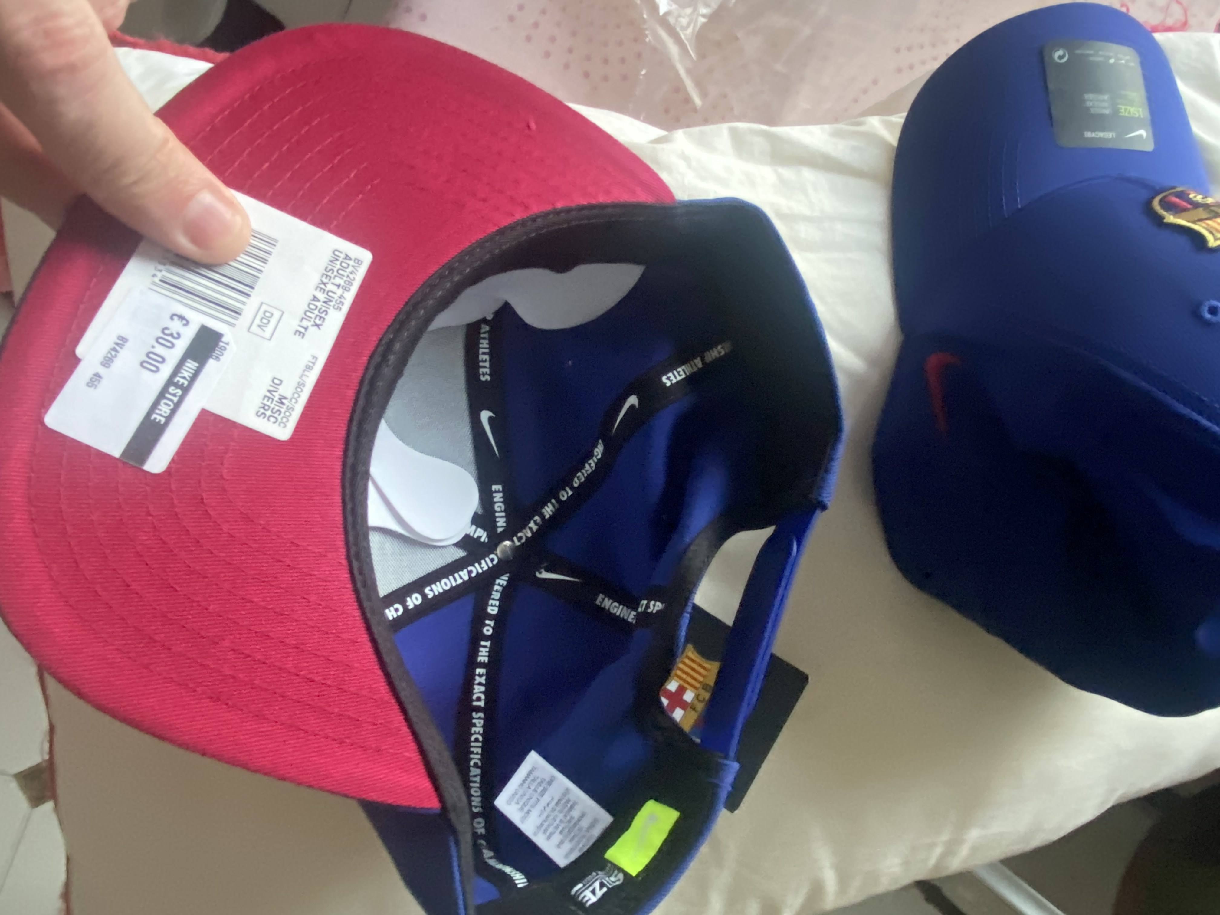 NIKE BARCELONA=БЕЙСБОЛКА СВЕРХУ ПОДАЛЬШЕ+КЕПКА ВНУТРИ БЛИЖЕ=СВЕРХУ=36 ЕВРО-1шт.