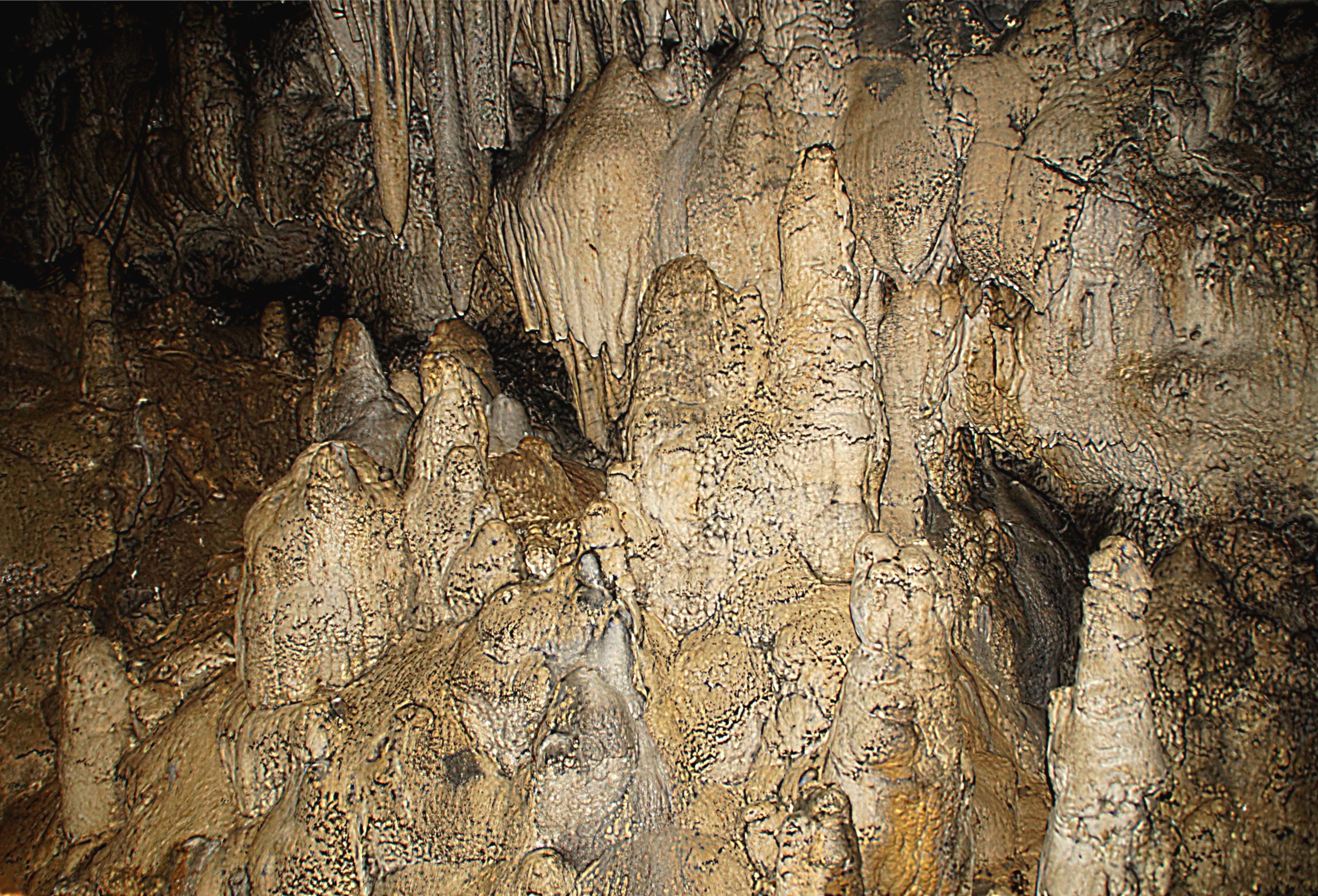 Сталагмиты в Азишской пещере. Фото Морошкина В.В.