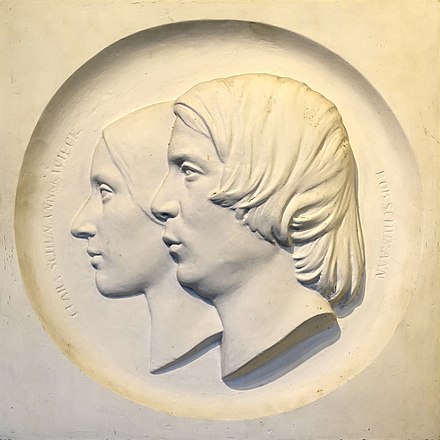 440px-Leipzig-Schönefeld-Gedächtniskirche-Relief-Clara-und-Rob-Schumann-pCOAn-plx-11-03-2020