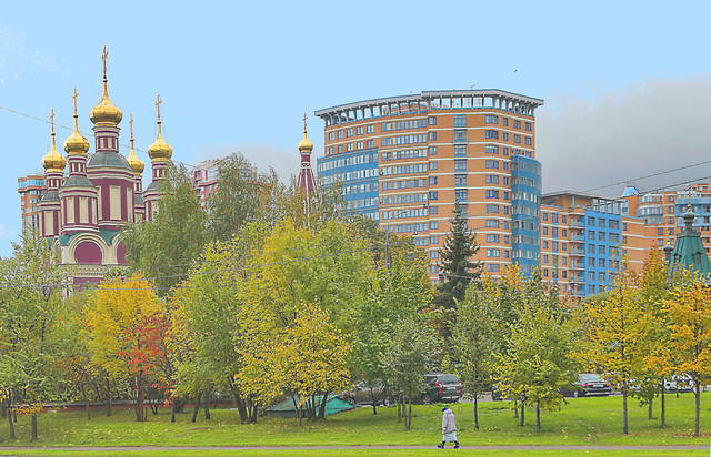 Храм Св. Архангела Михаила и элитное здание. Фото Морошкина В.В.