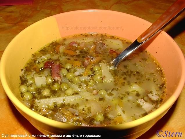 Суп перловый с копчёным мясом и зелёным горошком