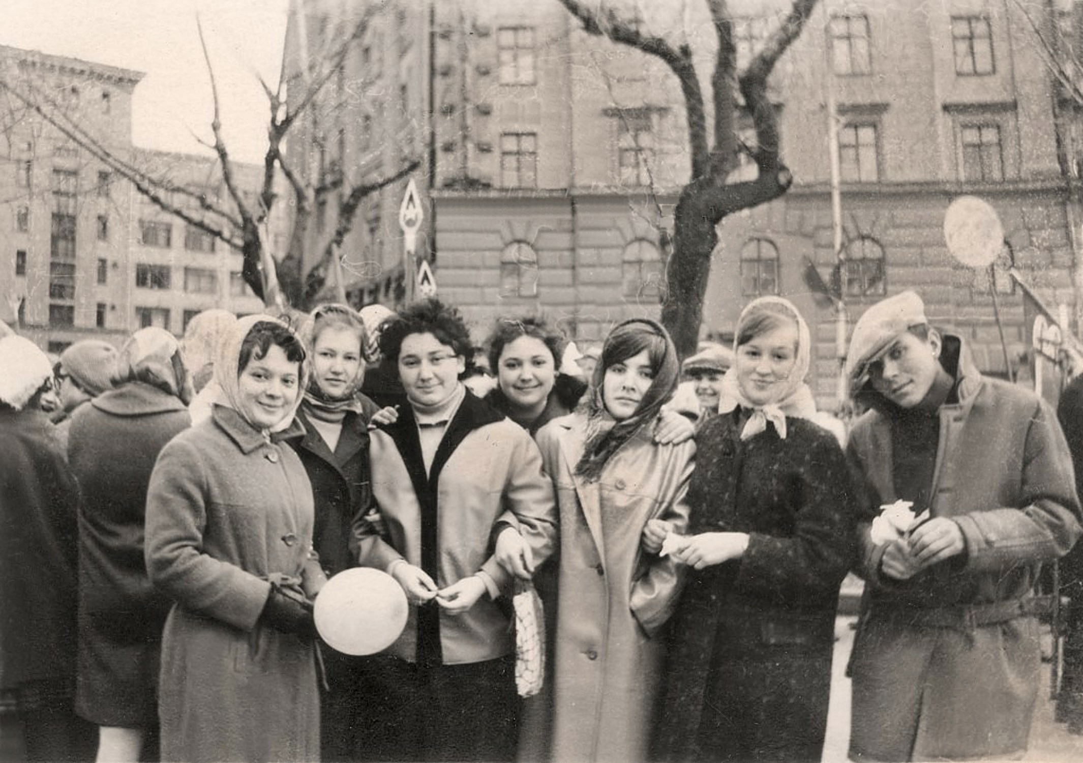 Маргарита Аникина На демонстрации 7-го ноября.1966г.