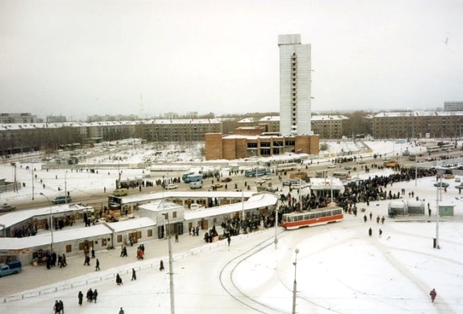 Х х новосибирск. Площадь Маркса Новосибирск 90-е. Площадь Карла Маркса Новосибирск 1990. Площадь Маркса Новосибирск 2000 год. Новосибирск площадь Маркса 90е годы.