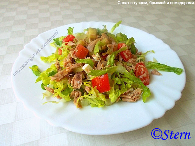 Салат с тунцом, брынзой и помидорами