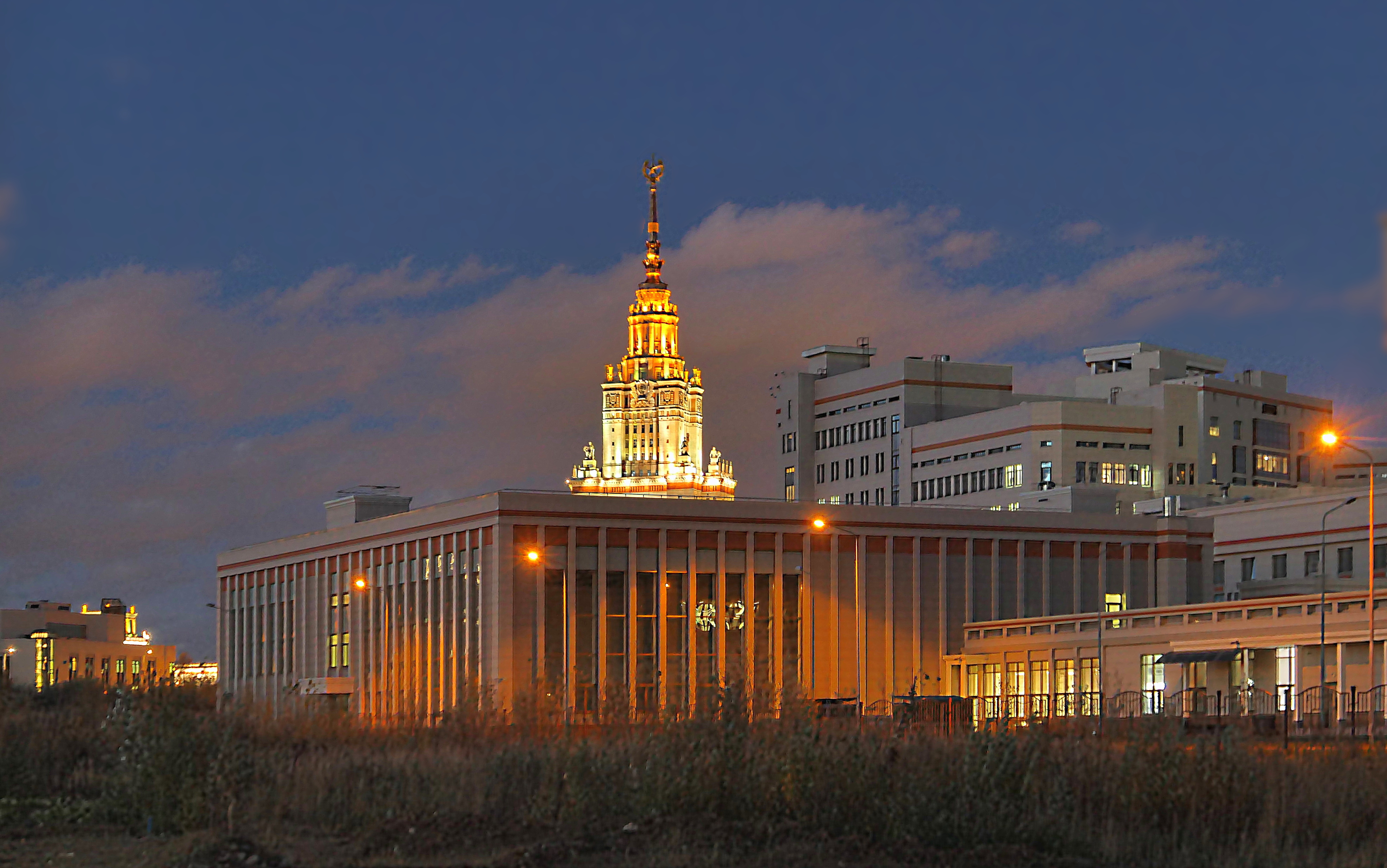 Корпуса и главное здание МГУ, вид с пустоши. Фото Морошкина В.В.