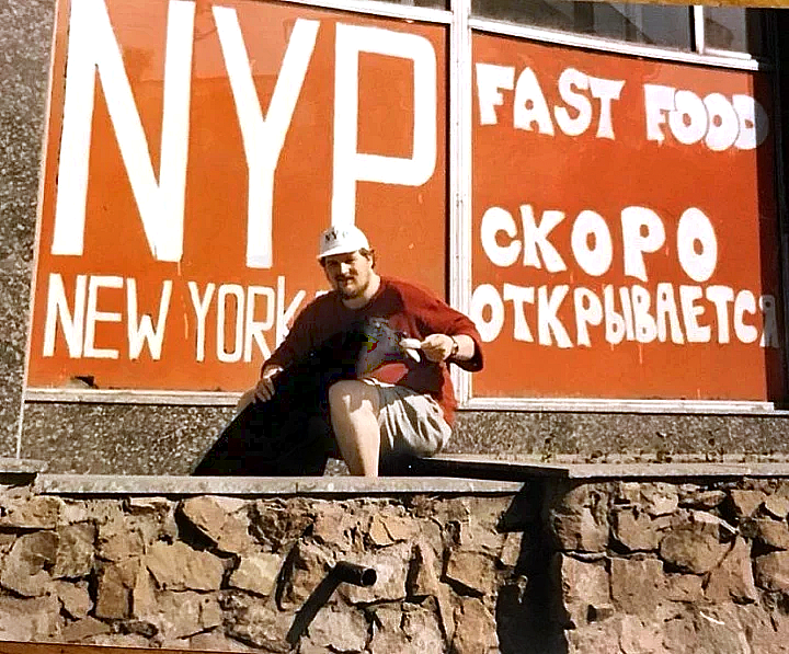 Эрик Шогрен у витрины будущего первого заведения сети New York Pizza автор NYP