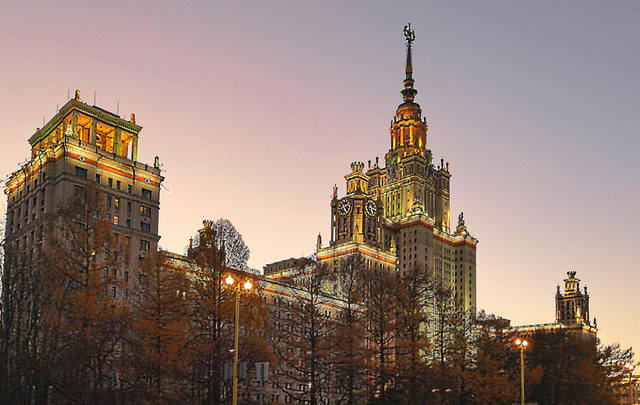 Вид здания МГУ к вечеру. Фото Морошкина В.В.