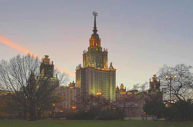 Вид здания МГУ к вечеру. Фото Морошкина В.В.