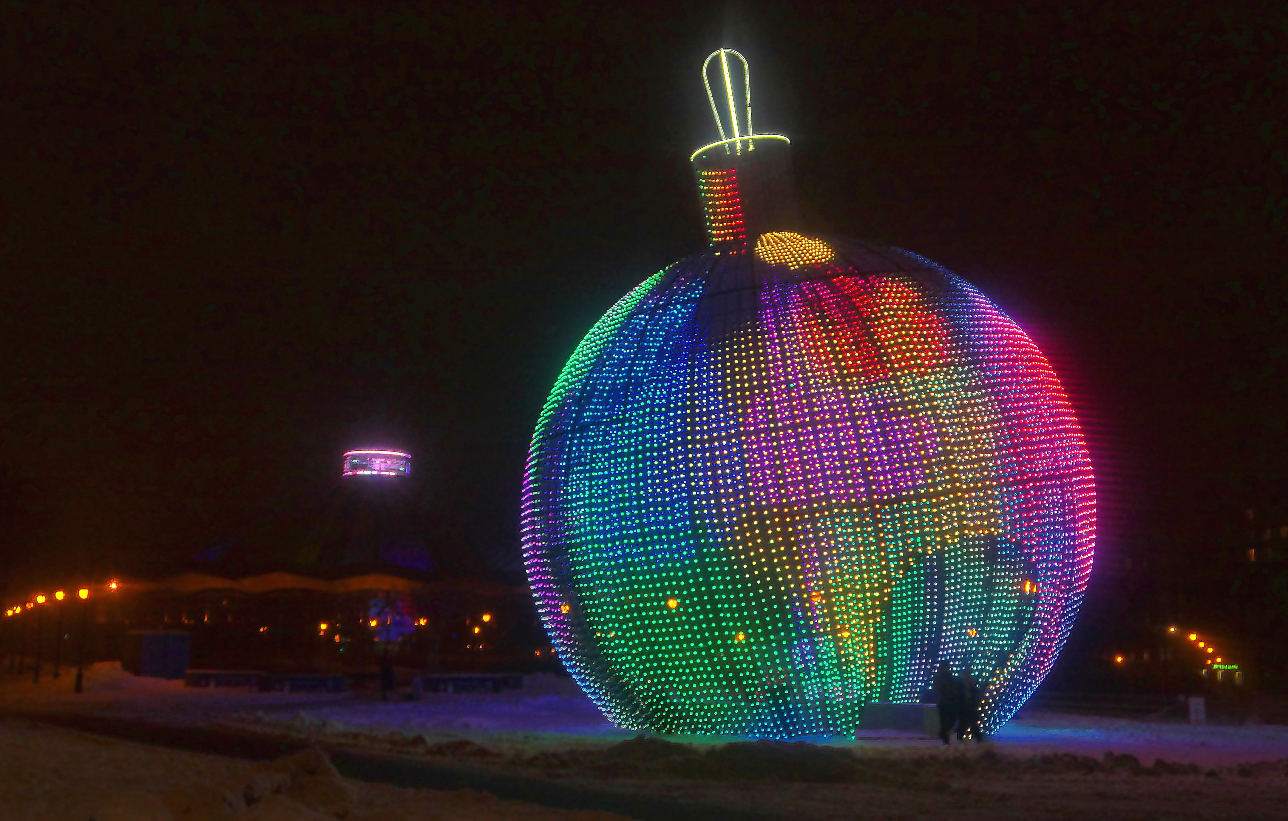 Световая фигура-шар у цирка на пр. Вернадского. Фото Морошкина В.В.