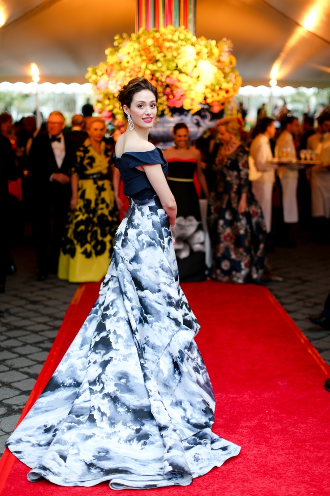 Emmy-Rossum-Carolina-Herrera-Floral-Print-Gown03