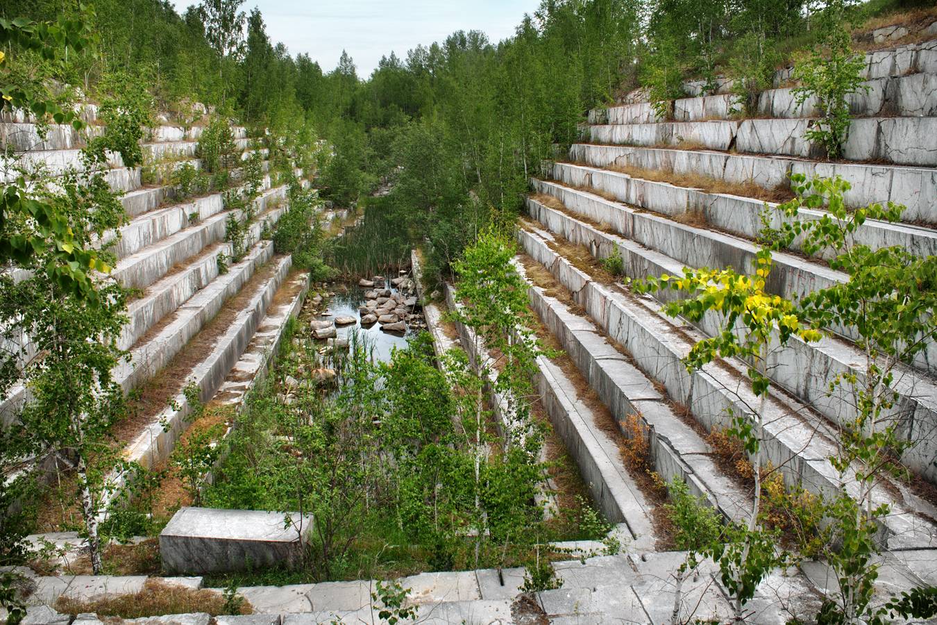 Мраморный карьер новосибирская. Искитимский мраморный карьер. Ороктойский мраморный карьер. Мраморный карьер в Новосибирске. Мраморный карьер на Алтае.