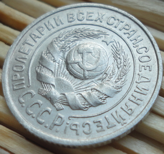 поле
