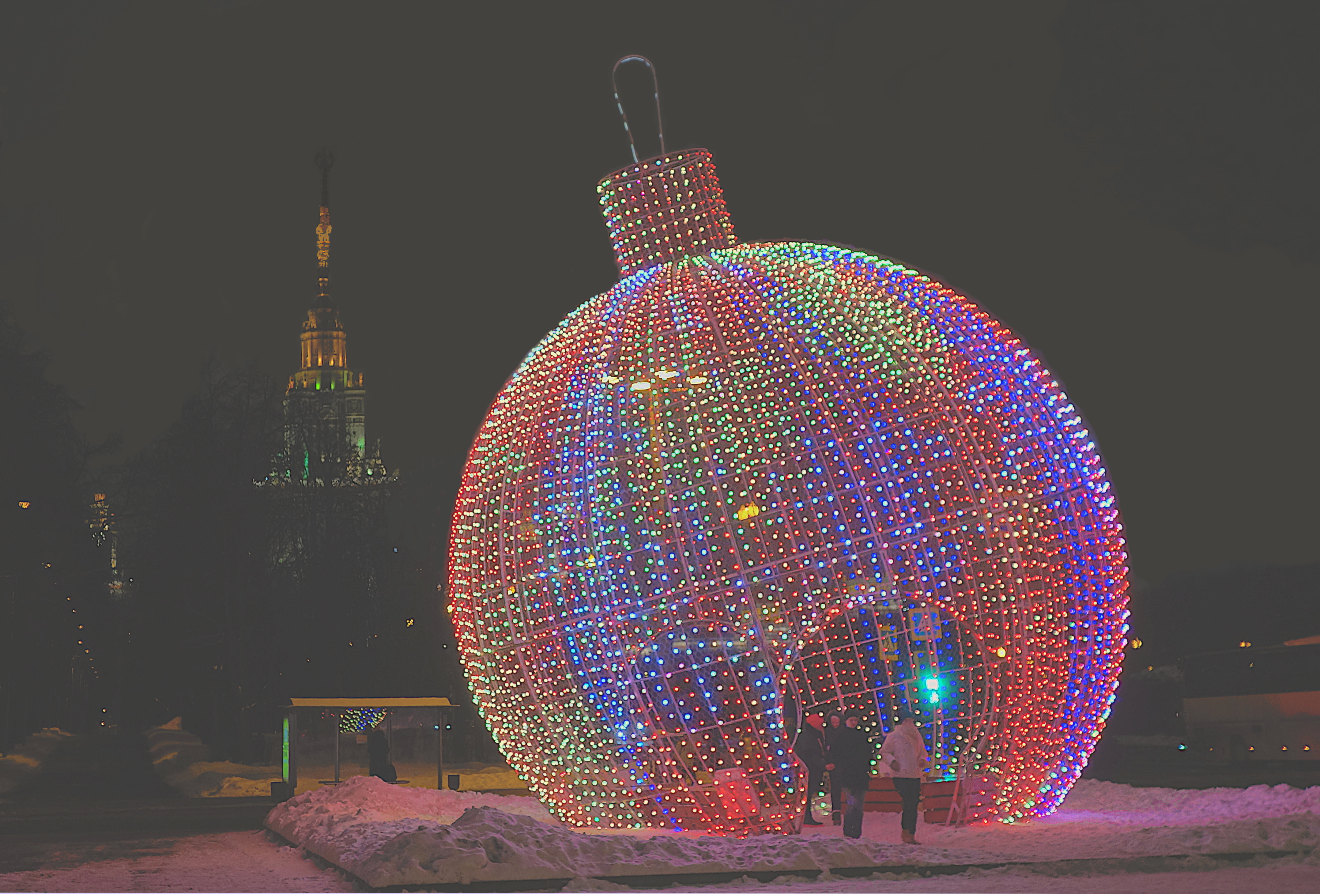 Световой шар у смотровой площадки на Воробьёвых горах. Фото Морошкина В.В.