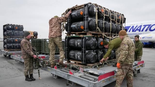 Украинские военнослужащие распаковывают противотанковые ракеты Javelin