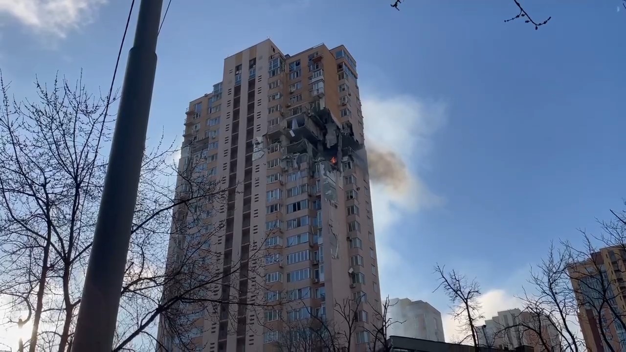 Ракета попала в жилой дом в Киеве, последствия