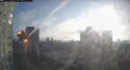 Ракета попала в жилой дом в Киеве, момент удара